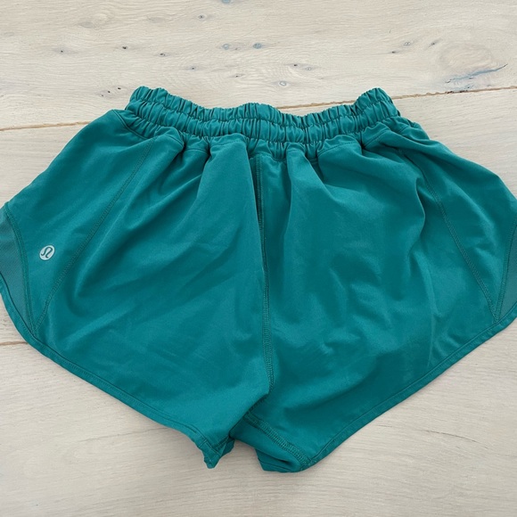 Lulú lemon Hotty Hot low rise shorts - Picture 3 of 4